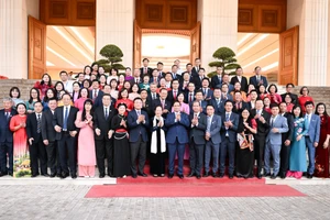 [Foto] Premier vietnamita se reúne con miembros destacados del sector educativo