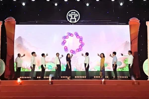 En el acto de presentación de los tres productos. (Foto: tienphong.vn)