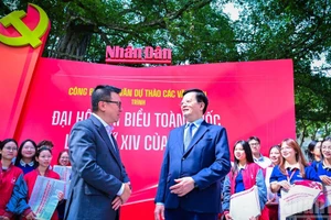 El viceprimer ministro Mai Van Chinh (derecha) visita la exposición “Textos completos de los borradores de documentos del XIV Congreso Nacional del Partido” en la sede de Nhan Dan.