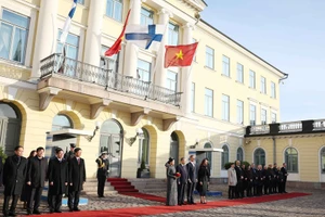 Panorama de la ceremonia de bienvenida al secretario general del Partido Comunista de Vietnam, To Lam, y su esposa, en Finlandia. (Foto: VNA)