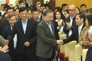 [Foto] Líder partidista se reúne con votantes de Hanói