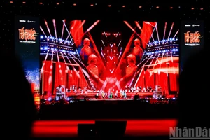 La película de concierto “La Patria en el corazón” es una obra del director Nguyen Manh Tuan y el guionista Vu Liem. (Foto: Nhan Dan)