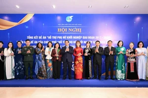 El primer ministro de Vietnam, Pham Minh Chinh, y delegados a la conferencia.