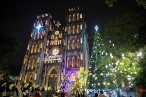 El área alrededor de la Catedral de San José en el barrio de Hoan Kiem está decorada para la Navidad de 2025. (Foto: VNA)
