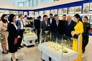 Visitantes a la exposición. (Foto: Nhan Dan)