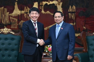 El primer ministro de Vietnam, Pham Minh Chinh (derecha), recibe al gobernador de la prefectura japonesa de Gunma, Yamamoto Ichita.