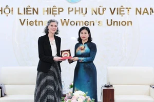 Nguyen Thi Tuyen, vicepresidenta del Comité Central del Frente de la Patria y presidenta de la Unión de Mujeres de Vietnam, entrega un obsequio a Ramla Khalidi, representante residente del Programa de las Naciones Unidas para el Desarrollo en Vietnam. (Foto: VNA)