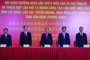 Los secretarios del Comité del Partido Comunista de Vietnam en las provincias de Lai Chau, Lao Cai, Tuyen Quang y Dien Bien, y el secretario del Comité del Partido Comunista de China en la provincia de Yunnan, firman el acta de su quinta conferencia. (Foto: Nhan Dan)