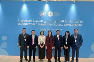 La viceministra de Relaciones Exteriores Nguyen Minh Hang (centro) encabeza la delegación vietnamita. (Foto: VNA)