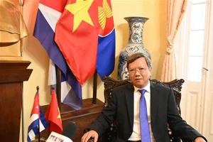 El embajador de Vietnam en Cuba, Le Quang Long, en la entrevista. (Foto: VNA)