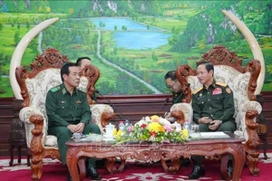 El ministro de Defensa Nacional de Laos, teniente general Khamlieng Outhakaysone (derecha), y el comandante de la Guardia Fronteriza de Vietnam, general de división Le Duc Thai, se reúnen el 10 de octubre. (Foto: VNA)