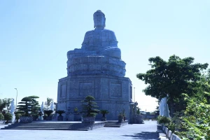 [Foto] Visita a la pagoda con la mayor estatua del Buda Amitābha de piedra verde en Vietnam