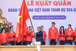 El primer ministro de Vietnam, Pham Minh Chinh, entrega la bandera nacional a la delegación que representará al país en los SEA Games 33.