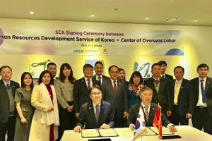 Acto de firma del acuerdo sobre prestación de servicios entre HRD Korea y el Centro de Trabajo en el Extranjero del Ministerio del Interior de Vietnam. (Foto: Nhan Dan)