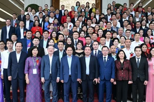 El primer ministro de Vietnam, Pham Minh Chinh, posa junto con los delegados.