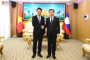 El presidente de la Fiscalía Popular Suprema de Vietnam, Nguyen Huy Tien, y su homólogo laosiano, Xaysana Khotphouthone. (Foto: baovephapluat.vn)