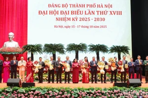 [Vídeo] Clausuran XVIII Asamblea del Comité del Partido en Hanói