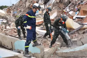 El equipo de rescate de Vietnam continúa las labores de búsqueda de víctimas entre los escombros tras el terremoto.