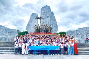 110 jóvenes y estudiantes vietnamitas residentes en el extranjero, junto con delegados, posan para una foto conmemorativa en el Monumento al Presidente Ho Chi Minh y al pueblo de Quang Binh (2025); barrio de Dong Hoi, provincia de Quang Tri). (Foto: VNA)