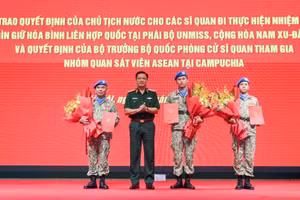 El coronel general Nguyen Truong Thang entrega las decisiones a los tres oficiales que partirán hacia la Misión de las Naciones Unidas en Sudán del Sur (UNMISS).