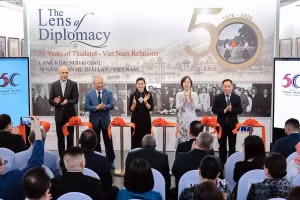 La ceremonia inaugural de la exposición fotográfica “La diplomacia a través del lente: 50 años de relaciones entre Tailandia y Vietnam”. (Foto: VNA)