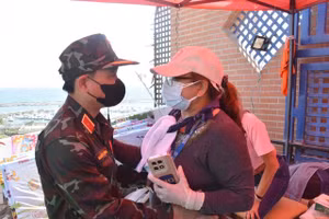 Una madre venezolana agradece a los rescatistas vietnamitas por localizar y recuperar el cuerpo de su hija entre los escombros. (Foto: Ministerio de Defensa de Vietnam)