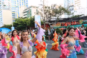 El ambiente vibrante del desfile de carnaval en la calle Tran Phu, en la ciudad de Nha Trang, provincia vietnamita de Khanh Hoa. (Foto: VNA)