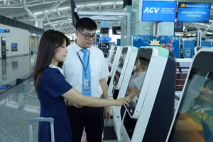 Los pasajeros de los vuelos internacionales de Vietnam Airlines que salen de la Terminal 2 del Aeropuerto Internacional de Noi Bai podrán facturar y dejar su equipaje en quioscos de autoservicio a partir del 20 de julio. (Foto: Nhan Dan)