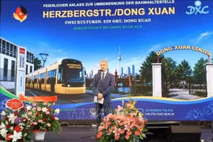 El embajador de Vietnam en Alemania, Nguyen Dac Thanh, interviene en la ceremonia. (Foto: VNA)