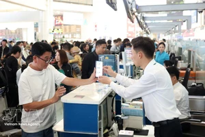 Un pasajero realiza los trámites de facturación en el aeropuerto internacional de Noi Bai. (Foto: VNA)