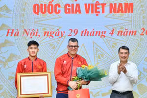 El primer ministro de Vietnam, Le Minh Hung, entrega certificados de reconocimiento y regalos a la selección nacional de fútbol masculino sub-17.