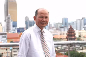 El investigador Uch Leang, director interino del Departamento de Estudios Asiáticos, Africanos y de Oriente Medio del Instituto de Relaciones Internacionales, dependiente de la Real Academia de Camboya. (Foto: Nhan Dan)