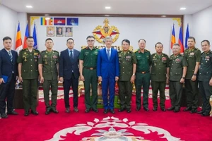 El embajador de Vietnam en Camboya, Nguyen Minh Vu, visita al Estado Mayor General de las Fuerzas Armadas Reales de Camboya con motivo del tradicional Año Nuevo Choul Chnam Thmey 2026. (Foto: Nhan Dan)