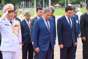 El primer ministro de Camboya, Samdech Moha Borvor Thipadei Hun Manet, al frente de una delegación de alto nivel, rinde homenaje al Presidente Ho Chi Minh.