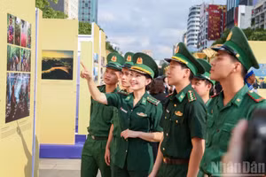 La exposición “Vietnam, una franja reunificada de montañas y ríos” muestra al público 153 obras seleccionadas de concursos y exposiciones nacionales de fotografía artística.