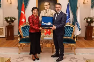 La embajadora de Vietnam en Turquía, Dang Thi Thu Ha, se reúne con el alcalde de Bursa, Şahin Biba. (Foto: Embajada de Vietnam en Turquía)