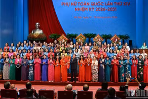 El presidente de la Asamblea Nacional de Vietnam, Tran Thanh Man, entrega flores de felicitación al Comité Central de la Unión de Mujeres del XIV mandato.