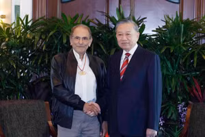 El secretario general del Partido Comunista y presidente de Vietnam, To Lam (derecha), se reúne en Singapur con el presidente de Timor Oriental, José Ramos-Horta.