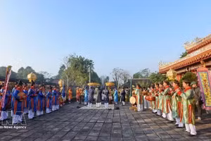 Las actividades del Año Nacional de Turismo de Hue 2025 atrajeron a un gran número de turistas. (Foto: VNA)