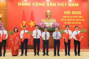 El integrante del Buró Político y miembro permanente del Secretariado del Comité Central del Partido Comunista de Vietnam, Tran Cam Tu, entrega decisiones del Buró Político y del Secretariado en materia de personal a los funcionarios asignados.