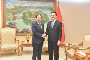 El viceprimer ministro vietnamita Mai Van Chinh (derecha) y el ministro camboyano de Cultos y Religiones, Chay Borin. (Foto: VGP)