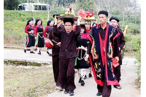 Las ofrendas se preparan con esmero.