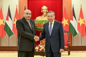 El secretario general del Partido Comunista de Vietnam, To Lam (derecha), y el presidente de la Cámara de Representantes de Jordania, Mazen Turki El Qadi.