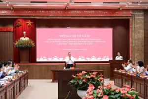 Vista de la reunión entre el secretario general del Partido Comunista y presidente de Vietnam, To Lam, y el Comité del Partido en Hanói.