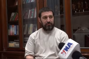 El periodista e investigador argentino Gastón Fiorda en la entrevista. (Foto: VNA)