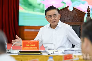 Tran Cam Tu, integrante del Buró Político, miembro permanente del Secretariado del Comité Central del Partido Comunista de Vietnam (PCV) y secretario del Comité del PCV de las agencias centrales, habla en la conferencia.