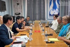 Escena de la reunión entre la delegación vietnamita y la Unión de Escritores y Artistas de Cuba. (Foto: Nhan Dan)