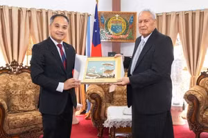 El embajador de Vietnam en Nueva Zelanda concurrente en Samoa, Phan Minh Giang, presenta sus cartas credenciales al jefe del Estado Independiente de Samoa, Tuimalealiifano Va’aletoa Sualauvi II. (Foto: VNA)
