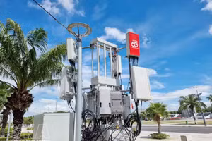 La estación base 5G de Viettel proporciona cobertura en la zona de la plaza 16/4 (barrio Dong Hai, Khanh Hoa). (Foto: VNA)