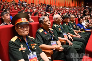Ciudadanos con servicios meritorios a la Revolución asisten a la conferencia.